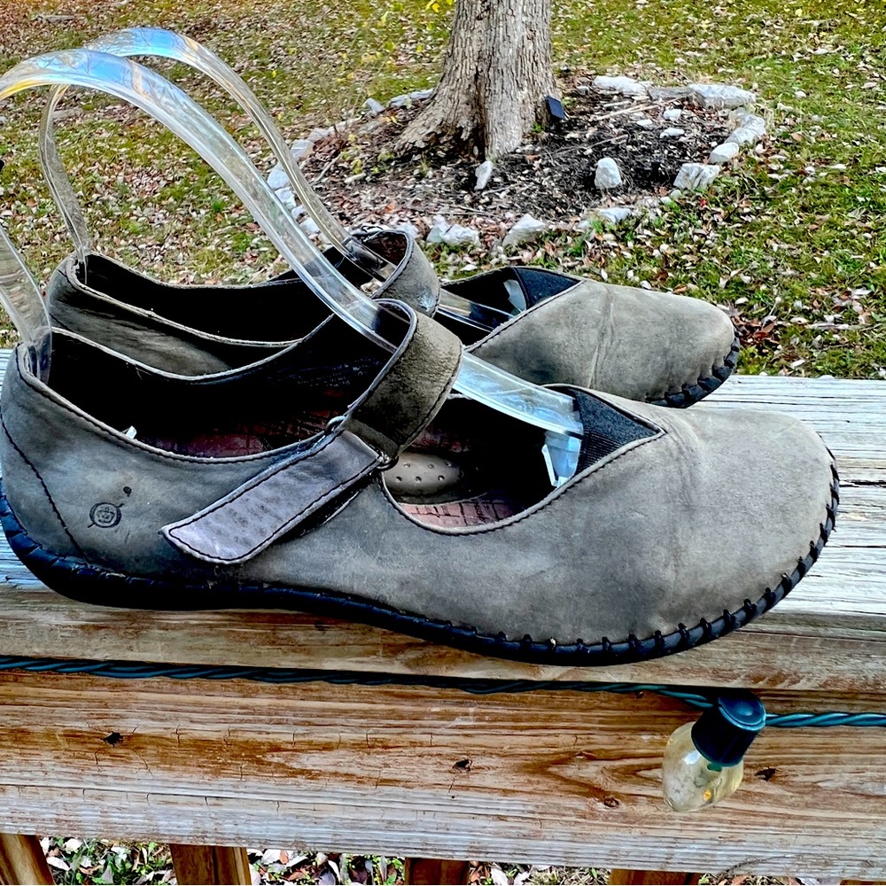 BORN Boho Gray Leather Mary Jane Comfort Flats Size 9.